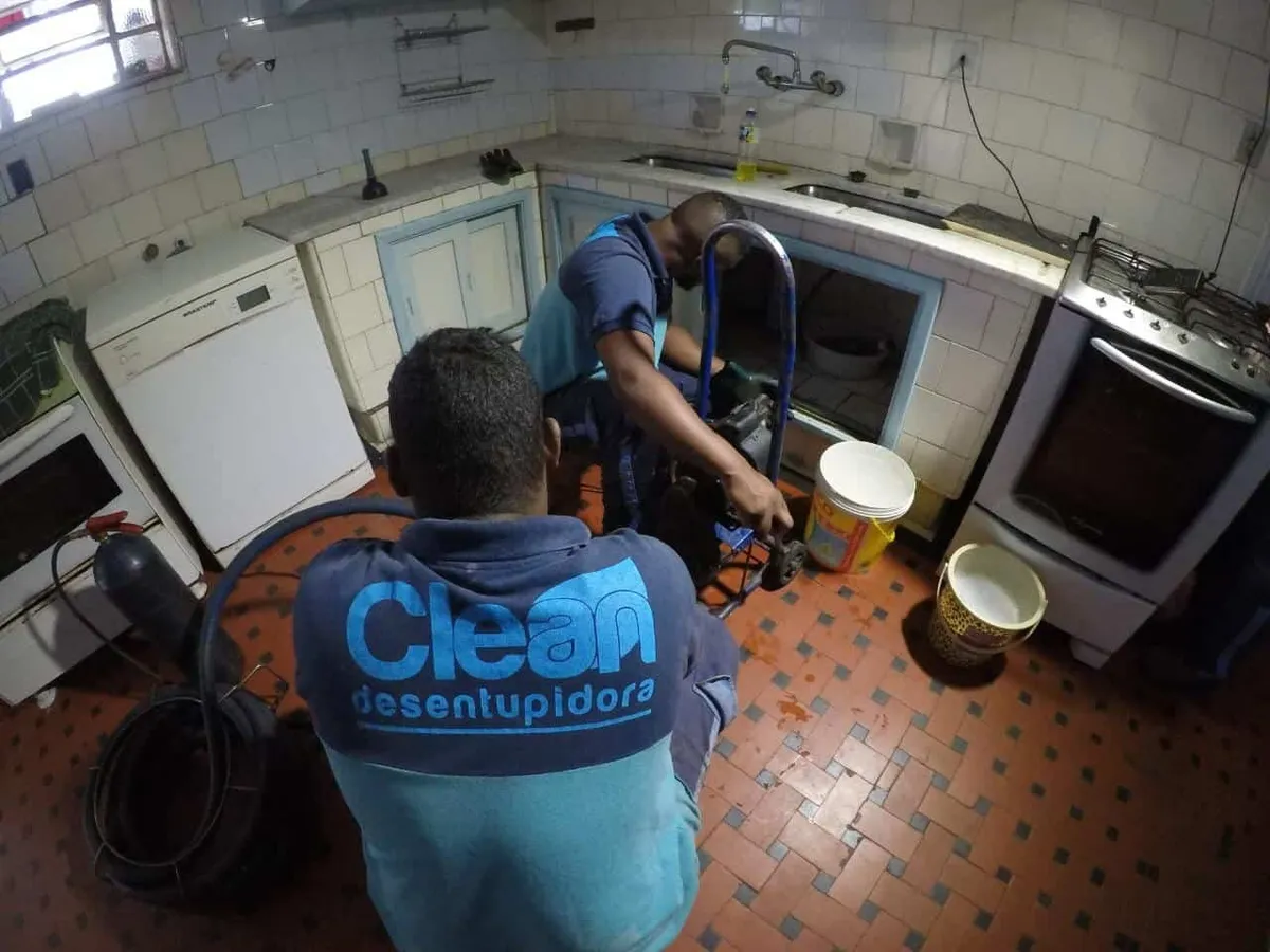 Técnicos da Clean Desentupidora em atendimento no Rio de Janeiro